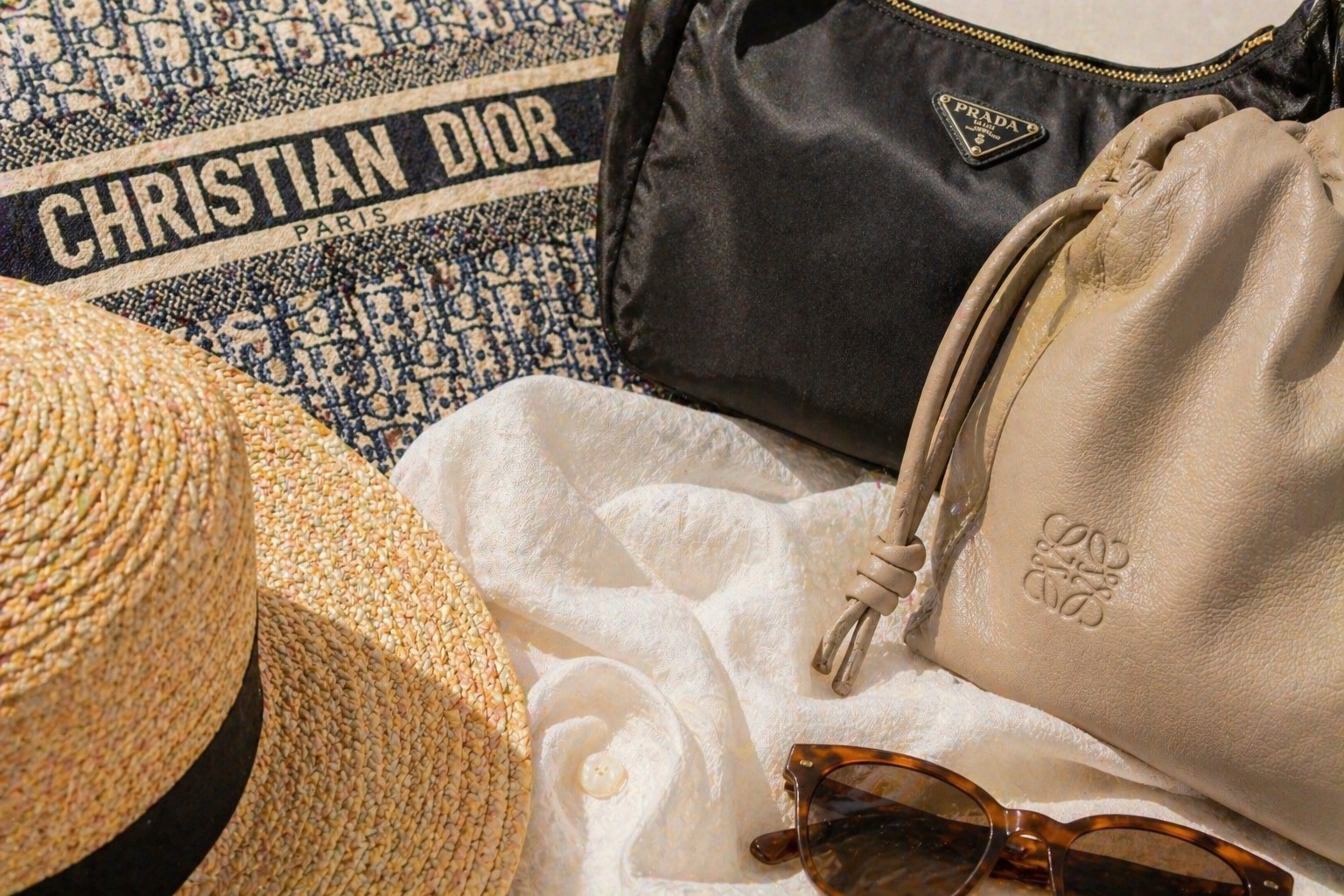 Summer 2026 Bags: Raffia, Canvas, Nylon, and Light Leather Compared bag detail illustration
